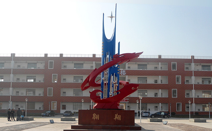 不銹鋼雕塑制作完成之后,需要對(duì)表面進(jìn)行打磨噴漆,這樣才可以獲得想要的表面效果,不銹鋼雕塑打磨噴漆有一些注意事項(xiàng),下面給大家介紹一下。